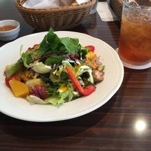 グレープフルーツのサラダ、紅茶のシロップのワッフル