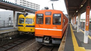 レトロの鉄道が走っています。