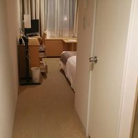 テレビの前に椅子があり、椅子が邪魔。