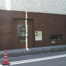 築地小劇場跡の標識とレリーフ等が、建物の壁に付けられています