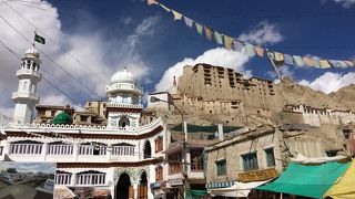 レー最大のスンニ派モスク