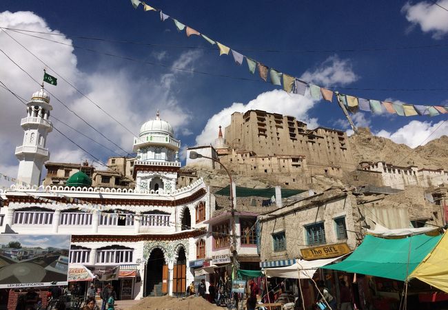 レー最大のスンニ派モスク