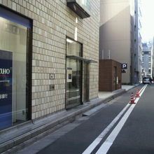 築地小劇場跡の標識のある小路は、地下鉄築地駅に向かっています