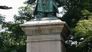 静かな公園内に