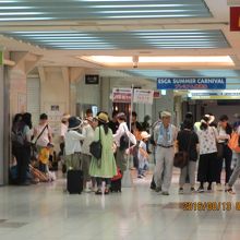 早朝はバスツアーの集合場所みたい