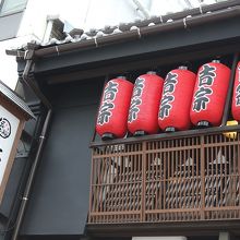 提灯が目印のお店です