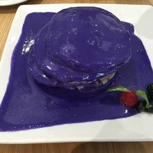 鮮やかな紫芋パンケーキ。見た目に反して美味しかった！