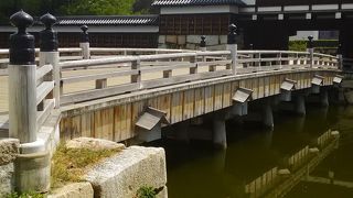 表御門の手前にかかる橋です。