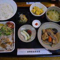 ご飯は栄養満点。品数多いです。ごはんはおかわり自由でした。