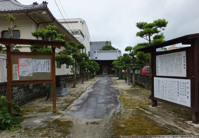 種痘の先駆者のお墓と記念碑がありました。