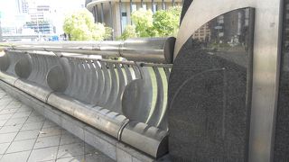 「土佐堀川」に架かる橋です