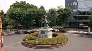 顔は鎌倉方面を向いているそうな。