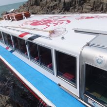 急な階段を降りると乗り場です