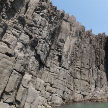 崖の上から覗きこむ勇者も時々いるそうです