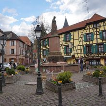 シンヌ広場とフリードリッヒの噴水