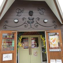 土産物は向かいの店舗です