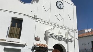 美しい通りにある白い教会