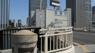 堂島川に架かる「渡辺橋」と「玉江橋」の間の橋です