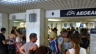 狭くて快適性に欠ける空港でした