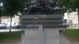 サン・ミッシェル大聖堂の横にある