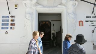 サン・セバスチャン教会の前にあります