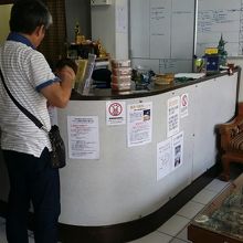 受付にて先払いです