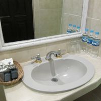 なぜか一人なのに３本も水が？