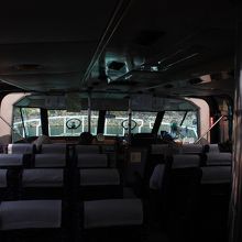 船の内部です。空調が効いていて涼しい。