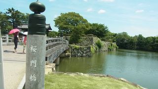 この橋を渡って姫路城に行きます。