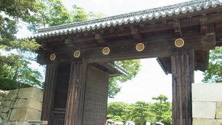 この門を潜るとグッと雰囲気が高まります。