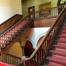 二階に続く階段