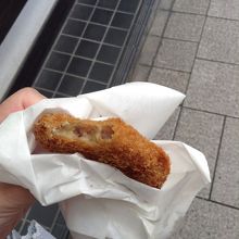 これぞ、食べ歩き♫あげたてコロッケ