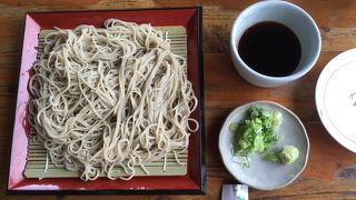 そば屋さんぽくない外観です。