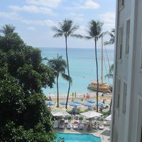 窓からはビーチバーとプールが見えます