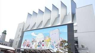 妖怪巨大壁画がインパクト大です。