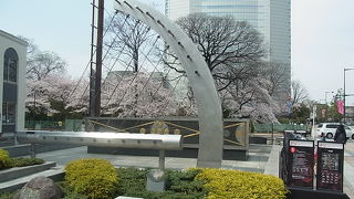 大きなハープのモニュメントが目印