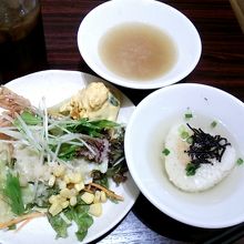 サラダ、ウニ味噌の焼おにぎり、スープ