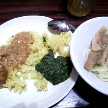 種類豊富なカレーや、ラーメン