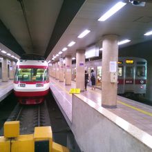 長電　長野駅にて（左：ロマンスカー　右：東急車両）