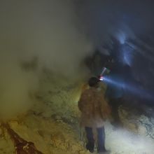 ガスの中で働く労働者達