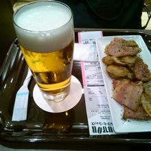 ビールとポテト／ベーコンのセット