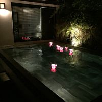 ビラのプールにはいつの間にかキャンドルのサービスまで