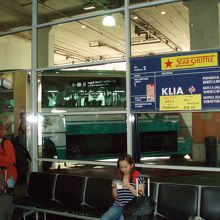 空港の到着は駐車場の奥のバス乗り場！