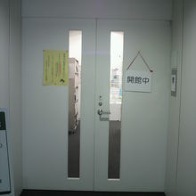 松竹大谷図書館の入口です。入り口ドアに開館中の標示があります