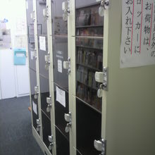 松竹大谷図書館の入口を入ると、鞄等を入れるロッカーがあります