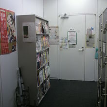 松竹大谷図書館の内部です。閲覧室への入口が右側にあります。