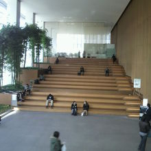 １階フロアーに、広いスペースや読書にも使えるホールがあります