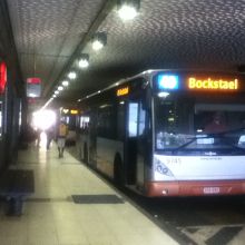 バスとブリュッセル南駅の乗り場