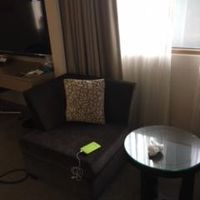 写真は１脚ですが、向かい側にもう1脚あります