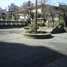 残された橋がある築地川公園です。築地本願寺が、奥に見えます。
